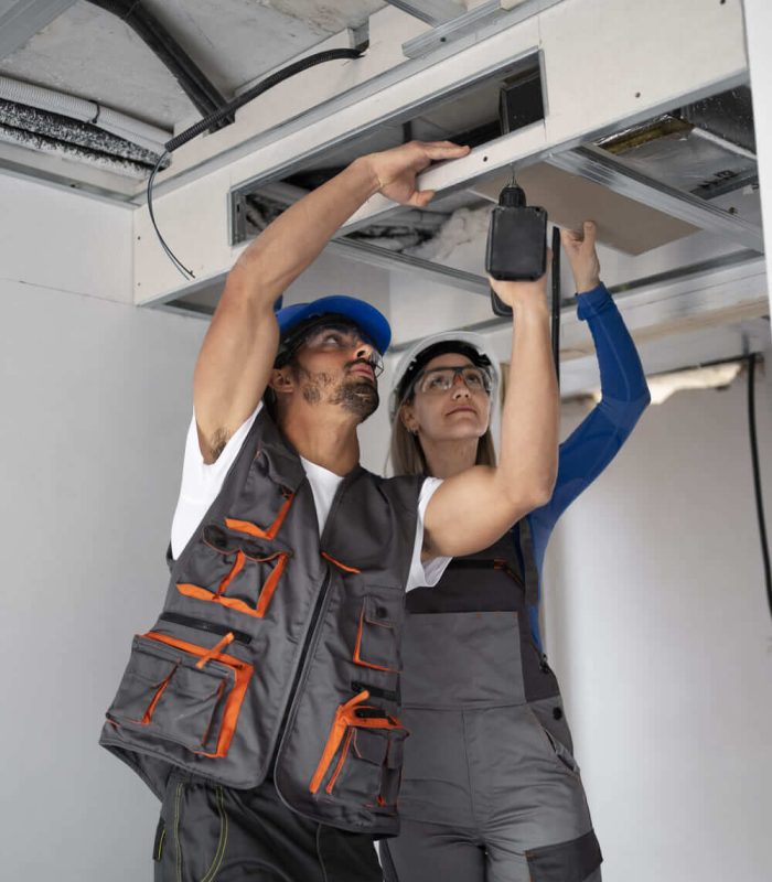 personas-sonrientes-de-tiro-medio-con-cascos (1) (1) (1)