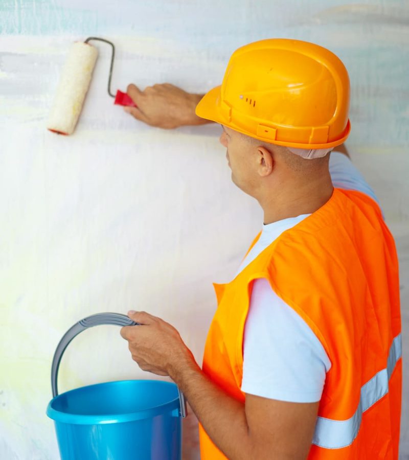 pintores-de-casas-con-rodillo-de-pintura-en-la-casa (1) (1)