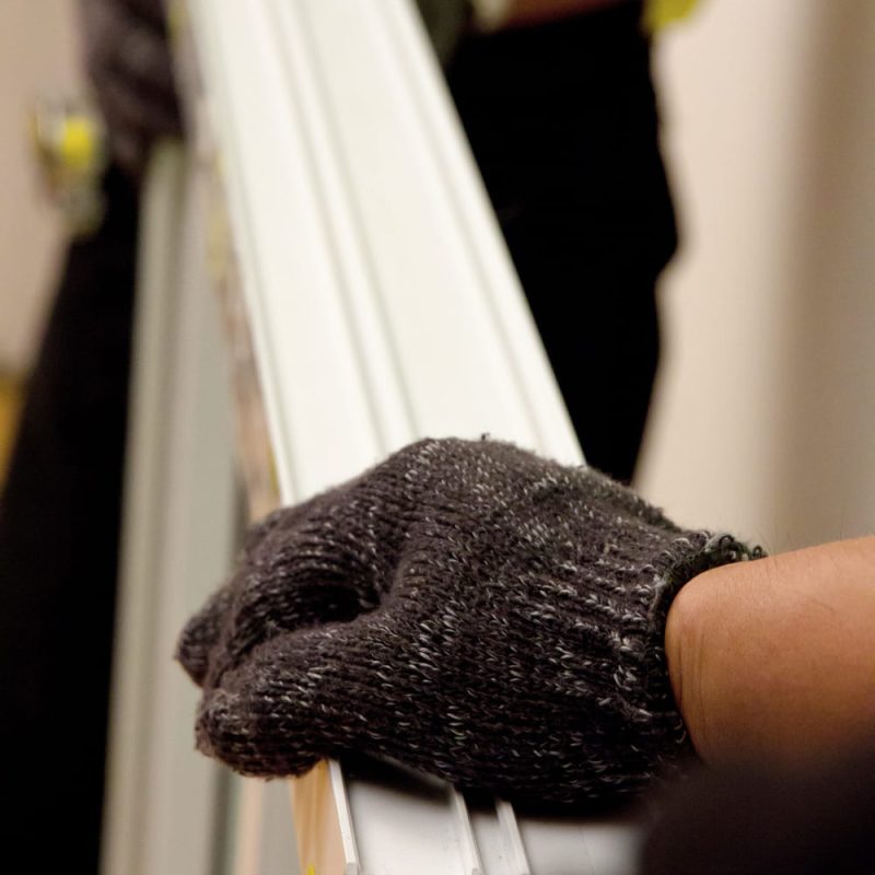 primer-plano-de-personas-sosteniendo-objetos (1) (1)