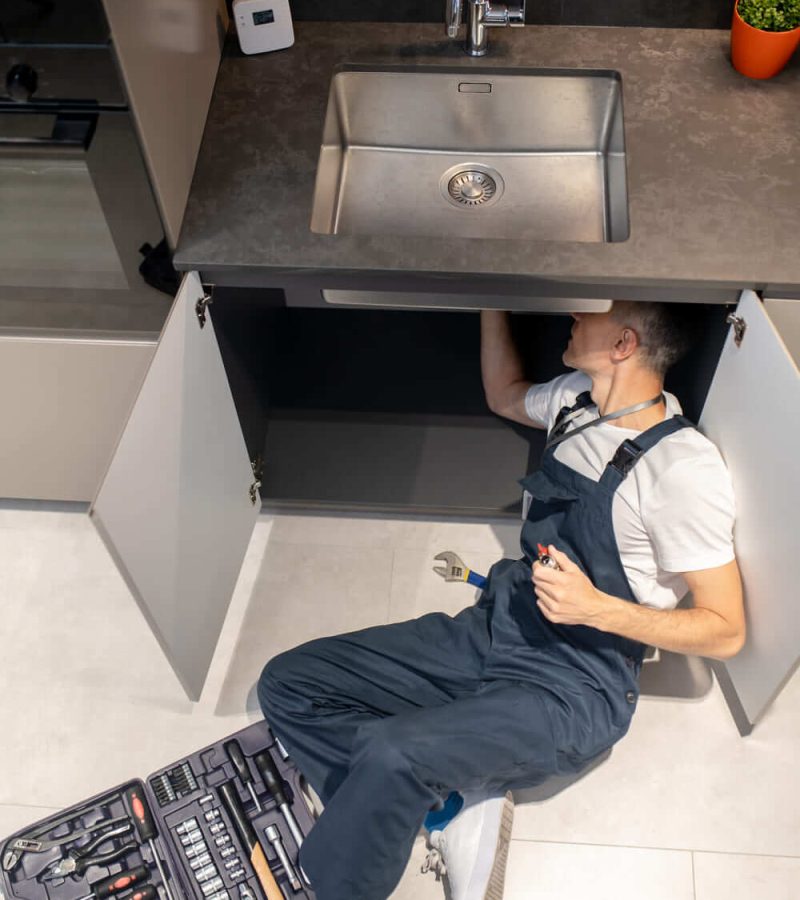 solucion-vista-superior-del-hombre-plomero-en-overol-arreglando-la-averia-del-fregadero (1) (1) (1)