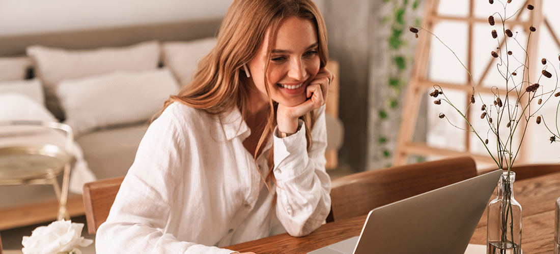 Mujer teletrabajando desde casa