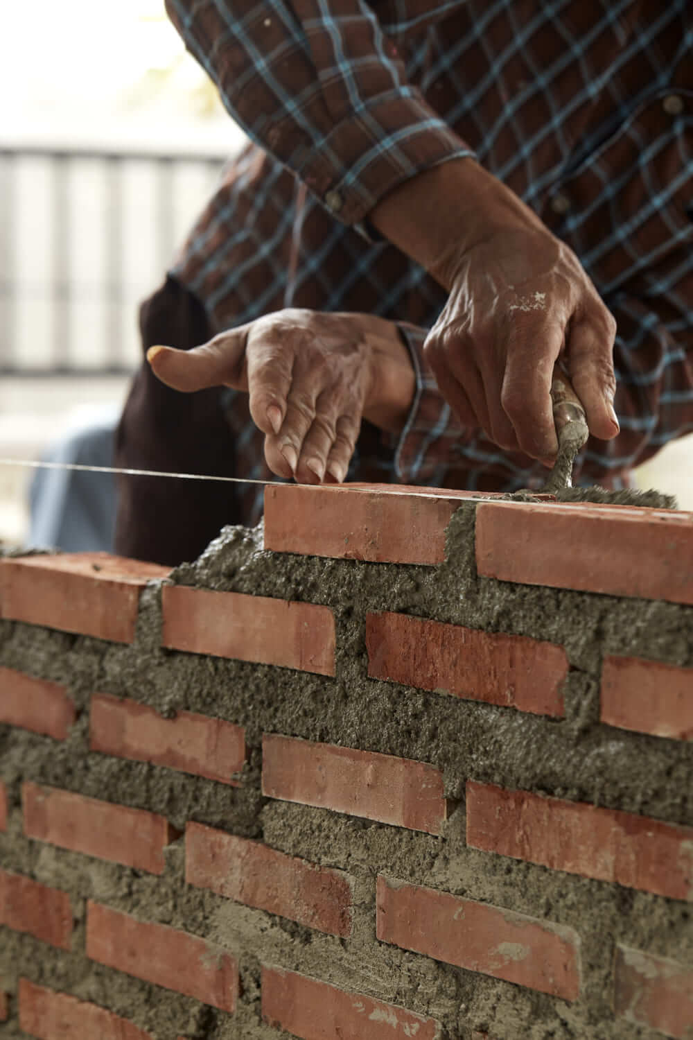 primer-plano-de-la-mano-del-hombre-en-la-pared-de-ladrillo (1) (1) (1) primer-plano-de-la-mano-del-hombre-en-la-pared-de-ladrillo (1) (1) (1)