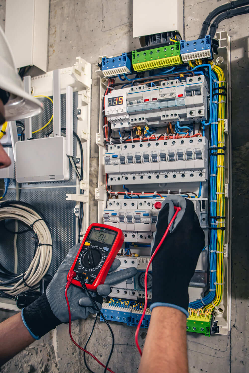 sirva-un-tecnico-electrico-que-trabaja-en-una-centralita-con-fusibles (1) (1) (1) sirva-un-tecnico-electrico-que-trabaja-en-una-centralita-con-fusibles (1) (1) (1)